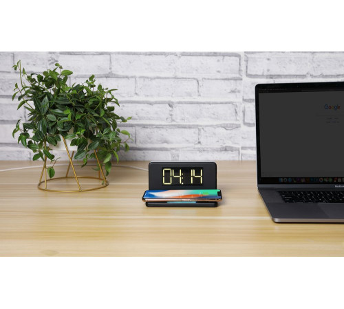 Часы настольные с беспроводным зарядным устройством Pitstop, черные