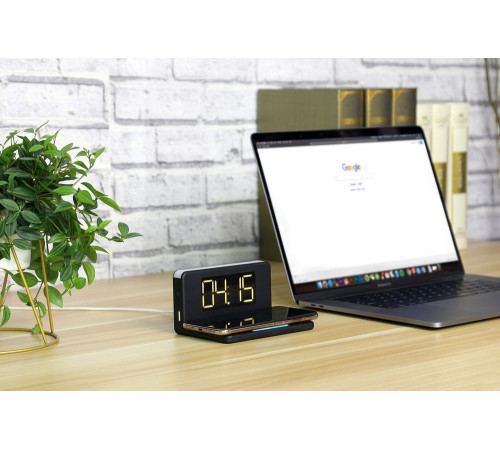 Часы настольные с беспроводным зарядным устройством Pitstop, черные