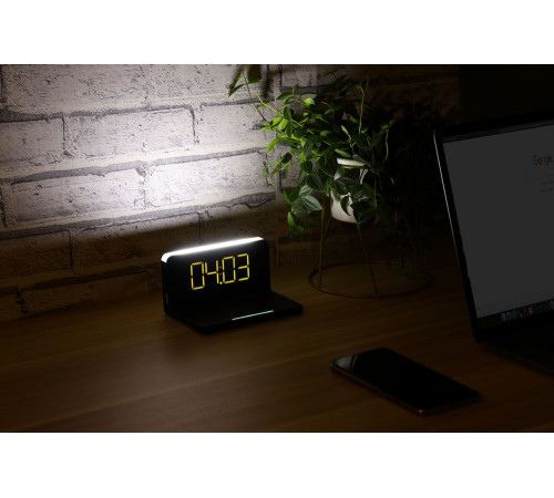 Часы настольные с беспроводным зарядным устройством Pitstop, черные