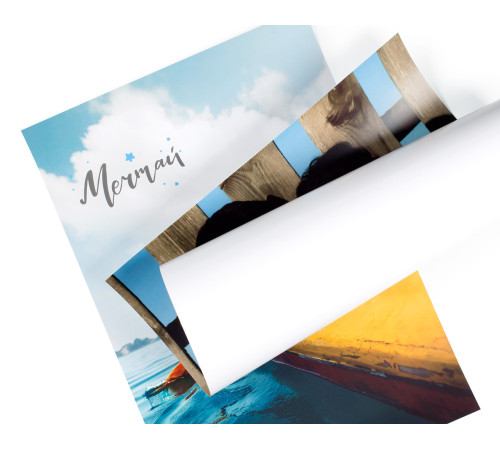 Плакаты на белой бумаге